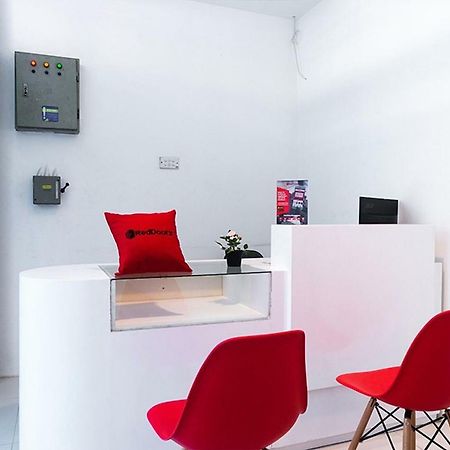 Reddoorz Near Seasons City Mall Giacarta Esterno foto